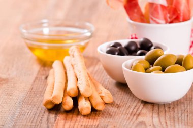 Vişneli pasta börek kesme tahtası üzerinde. 