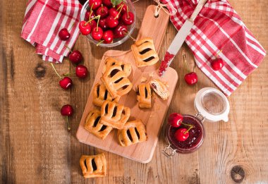 Vişneli pasta börek kesme tahtası üzerinde. 