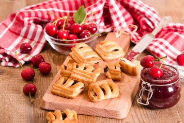 Vişneli pasta börek kesme tahtası üzerinde. 