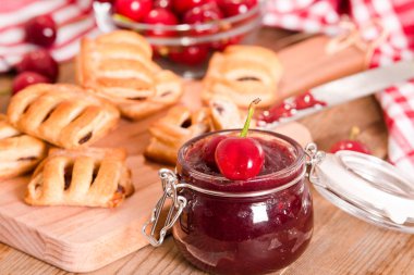 Vişneli pasta börek kesme tahtası üzerinde. 