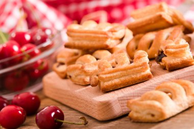 Vişneli pasta börek kesme tahtası üzerinde. 