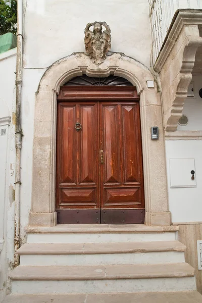 Porta de madeira. Noci. Puglia. Itália . — Fotografia de Stock