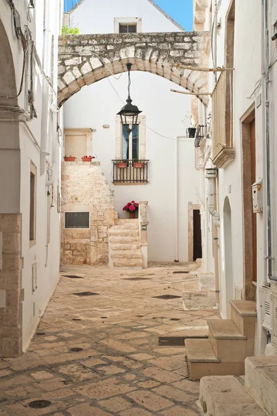 Steegje. Locorotondo. Puglia. Italië. — Stockfoto