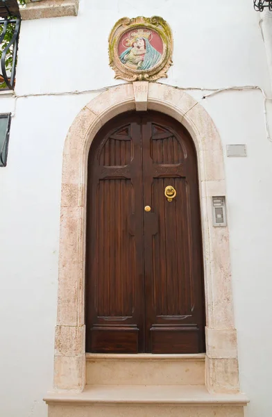 Ahşap kapı. Locorotondo. Puglia. İtalya. — Stok fotoğraf