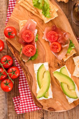 Peynir ve avokado ile kraker. 