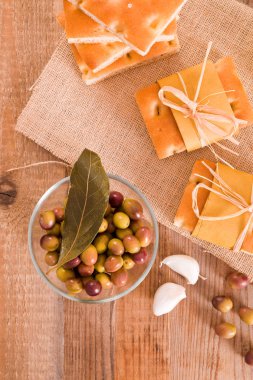 Focaccia ekmek kesme tahtası üzerinde. 