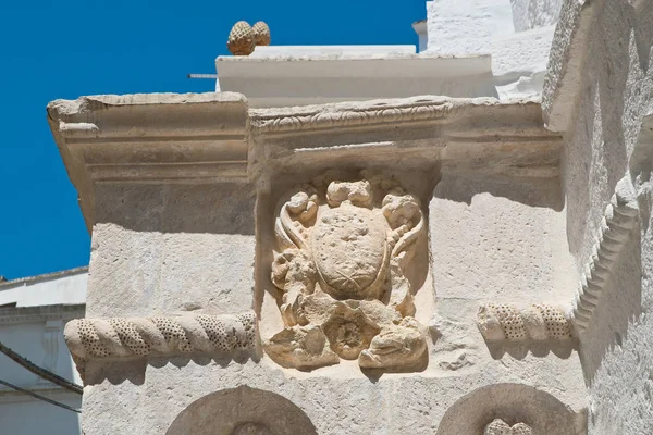 Historiskt palats. Cisternino. Puglia. Italien. — Stockfoto