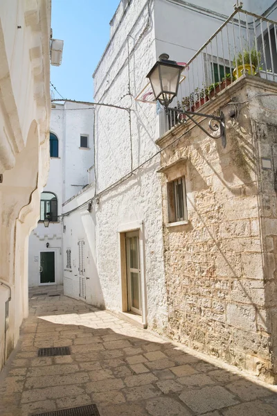 Para o beco. Cisternino. Puglia. Itália . — Fotografia de Stock