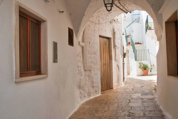 Gränd. Cisternino. Puglia. Italien. — Stockfoto