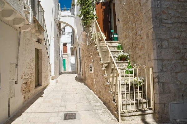 Alleyway. Cisternino. Puglia. İtalya. — Stok fotoğraf