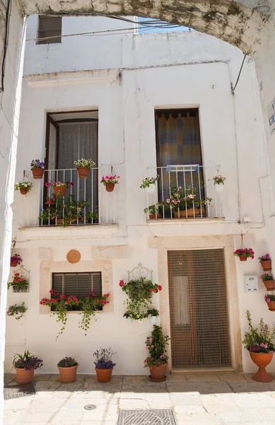 Gränd. Cisternino. Puglia. Italien. — Stockfoto