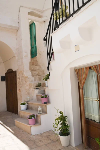 Alleyway. Cisternino. Puglia. İtalya. — Stok fotoğraf