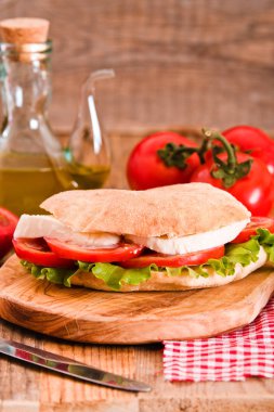 Puccia ekmek mozzarella ve domates ile. 