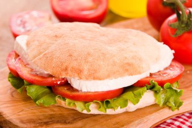 Puccia ekmek mozzarella ve domates ile. 