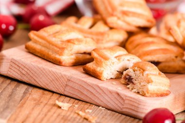 Vişneli pasta börek kesme tahtası üzerinde. 