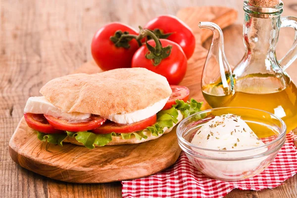 Puccia-Brot mit Mozzarella und Tomaten. — Stockfoto