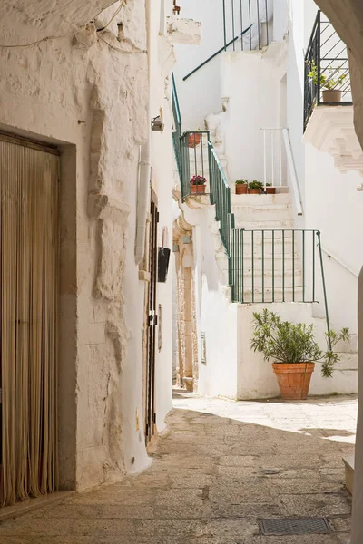 Alleyway. Cisternino. Puglia. İtalya. — Stok fotoğraf