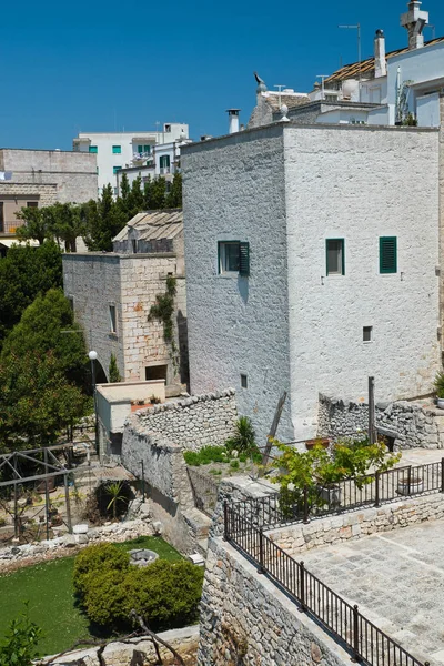 Panoramisch zicht op cisternino. Puglia. Italië. — Stockfoto