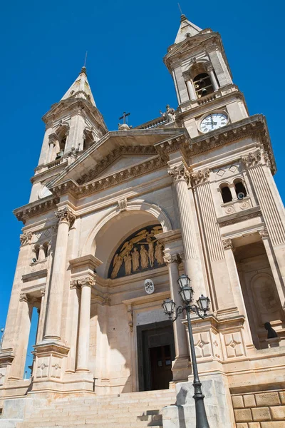Az SS Bazilika temploma. Cosma e Damiano vagyok. Alberobello vagyok. Puglia vagyok. Olaszország. — Stock Fotó