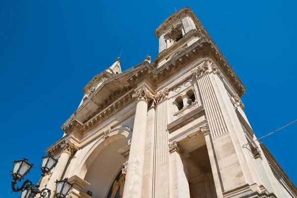 Basiliek kerk van SS. Cosma en Damiano. Alberobello. Een Puglia. Italië. — Stockfoto