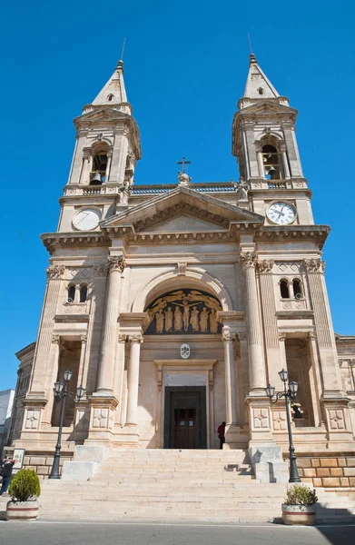 Basilika Kirche der SS. Cosma e Damiano. Alberobello. Apulien. Italien. — Stockfoto