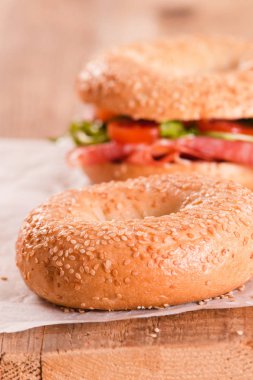 Susamlı simit domates ve biber ile. 