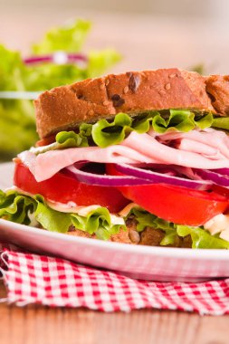 Sandviç ekmeği jambon ve domates ile.