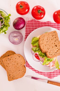 Sandviç ekmeği jambon ve domates ile.