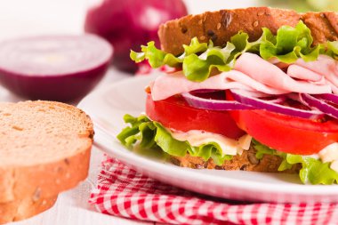 Sandviç ekmeği jambon ve domates ile.