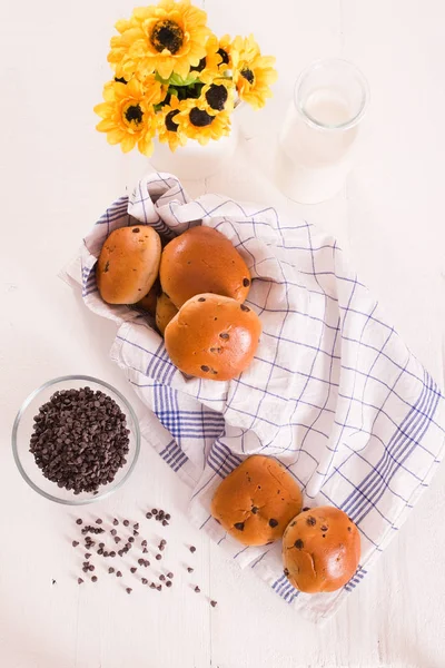 Schoko-Chip-Brioche auf Holztisch. — Stockfoto