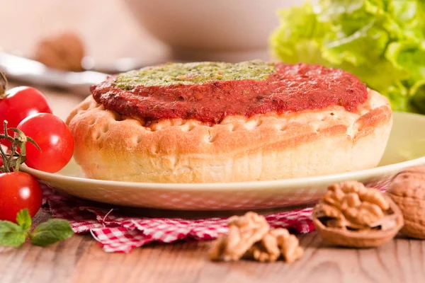 Calzone con noci e indivia . — Foto Stock