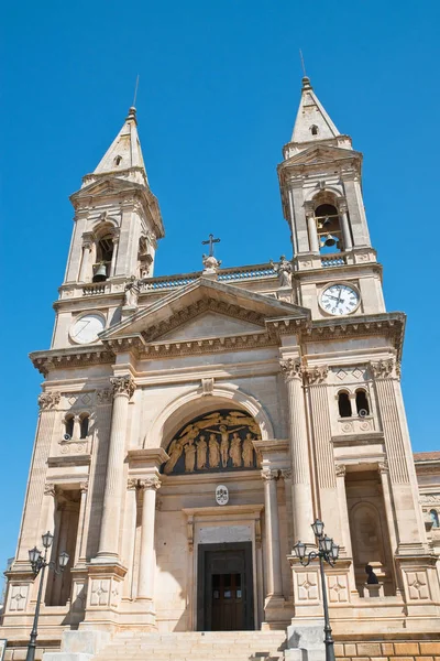 Basilica Chiesa dei SS. Cosma e Damiano. Alberobello. Puglia. Italia . — Foto Stock