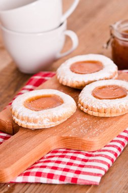 Kahvaltı çerezleri kesme tahtası üzerinde.