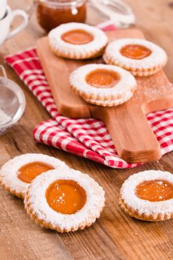 Kahvaltı çerezleri kesme tahtası üzerinde.