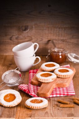 Kahvaltı çerezleri kesme tahtası üzerinde.