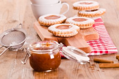 Kahvaltı çerezleri kesme tahtası üzerinde.