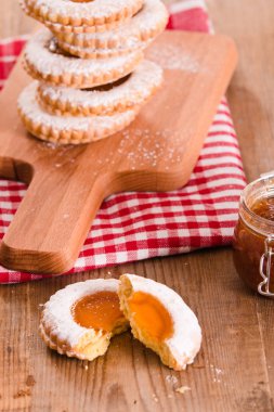 Kahvaltı çerezleri kesme tahtası üzerinde.