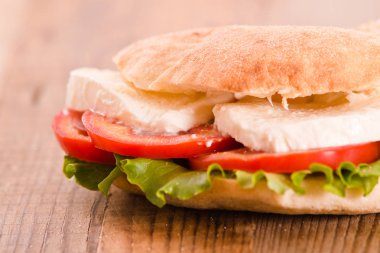 Puccia ekmek mozzarella ve domates ile. 