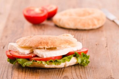 Puccia ekmek mozzarella ve domates ile. 