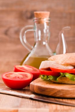 Puccia ekmek mozzarella ve domates ile. 