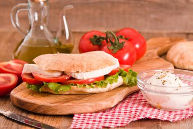 Puccia ekmek mozzarella ve domates ile. 