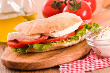 Puccia ekmek mozzarella ve domates ile. 