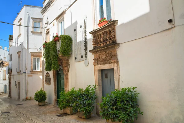 Een steegje. Martina Franca. Een Puglia. Italië. — Stockfoto