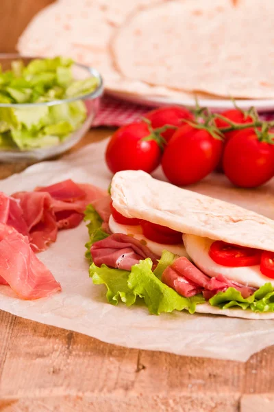 Jambon ve marul Piadina.