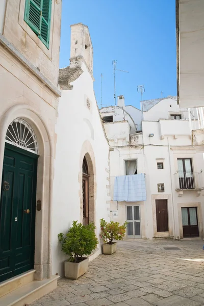 Para o beco. Martina Franca. Puglia. Itália . — Fotografia de Stock