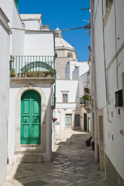 Ara sokakta. Martina Franca. Puglia. İtalya. 