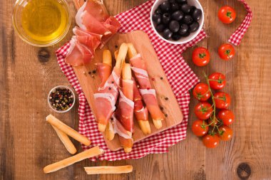 Grisini breadsticks ile jambon.