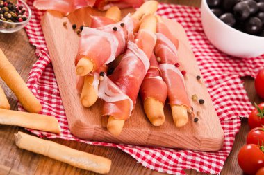 Grisini breadsticks ile jambon.