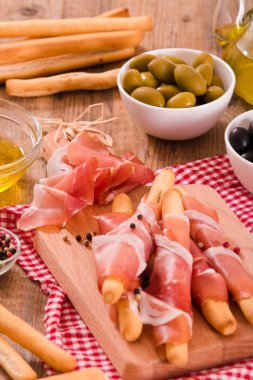 Grisini breadsticks ile jambon.