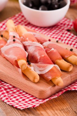 Grisini breadsticks ile jambon.
